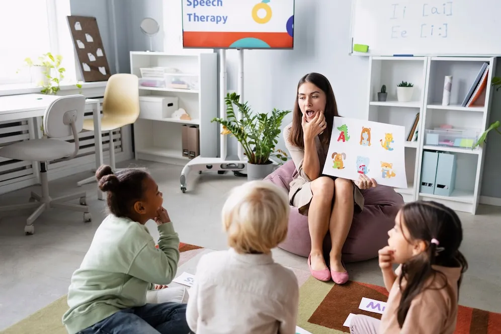 young-woman-doing-speech-therapy-with-kids